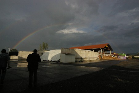 Lager einer Biogasanlage und Regenbogen, wie sind die Umweltauswirkungen?